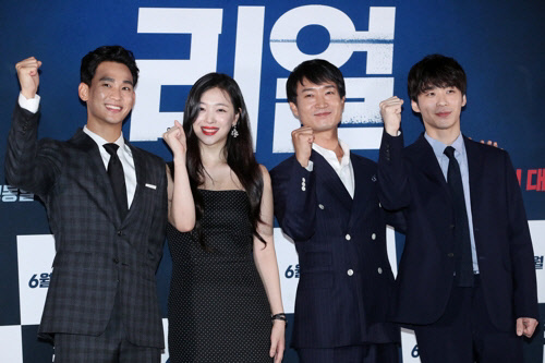 배우 김수현(왼쪽부터), 최진리, 조우진, 이사랑 감독이 26일 오후 서울 행당동 CGV 왕십리점에서 열린 영화 '리얼' 언론시사회에서 포즈를 취하고 있다.  <연합뉴스>